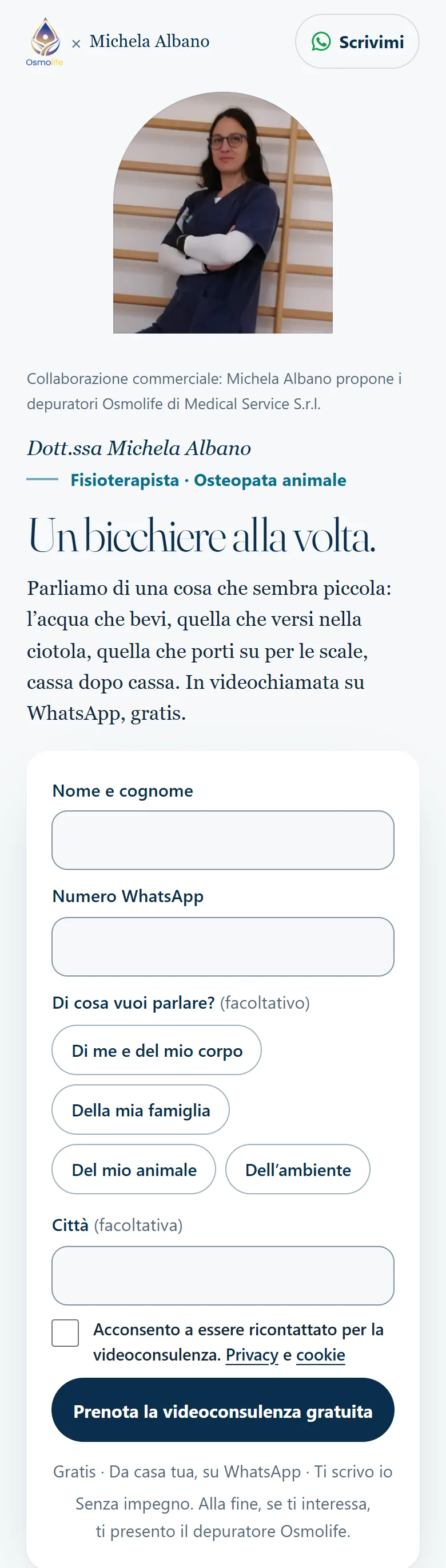 La pagina di Michela Albano vista da telefono: il suo ritratto, il titolo «Un bicchiere alla volta.» e il modulo per la videoconsulenza