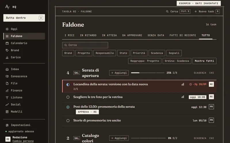 Il faldone di AAgency HQ: i task raggruppati per progetto, con scadenza e responsabile. Dati inventati.